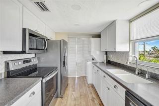 Bright Two Bedroom Condo with Gulf Access - 6