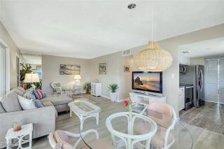 Bright Two Bedroom Condo with Gulf Access - 4