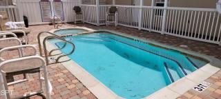 In Entertainment District Ample Bedding Pool - 0