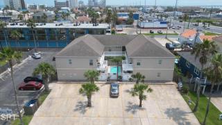 In Entertainment District Ample Bedding Pool - 8