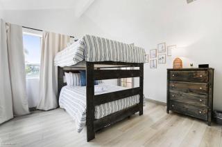 Steps tp beach Prime location Villa - 4