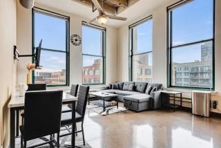Modern West Loop Gem-City Views & Prime Location 4 - 0