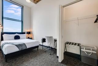 Modern West Loop Gem-City Views & Prime Location 4 - 2