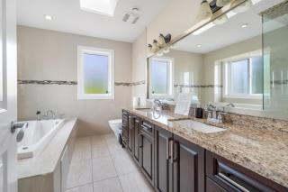 Share Home- Cozy Getaway in Vancouver - 2