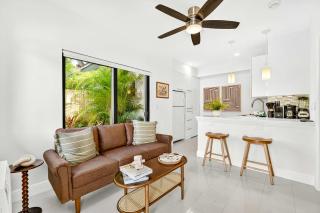 Chic Modern Studio with Queen Bed - 9