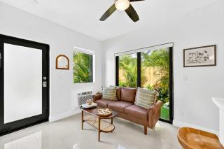 Chic Modern Studio with Queen Bed - 7