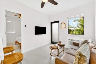 Chic Modern Studio with Queen Bed - 5