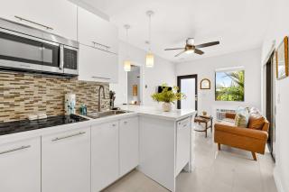 Chic Modern Studio with Queen Bed - 8