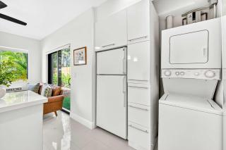 Chic Modern Studio with Queen Bed - 2