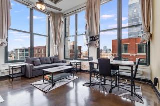 Modern West Loop Gem-City Views & Prime Location 1 - 8