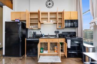 Modern West Loop Gem-City Views & Prime Location 1 - 6