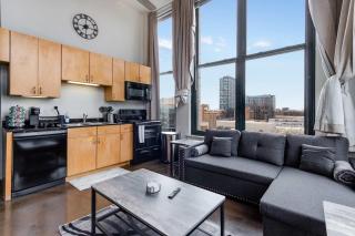 Modern West Loop Gem-City Views & Prime Location 1 - 5