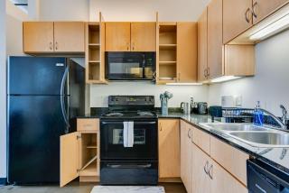 Modern West Loop Gem-City Views & Prime Location 3 - 7