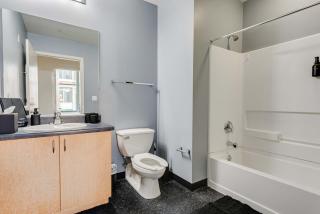 Modern West Loop Gem-City Views & Prime Location 3 - 1