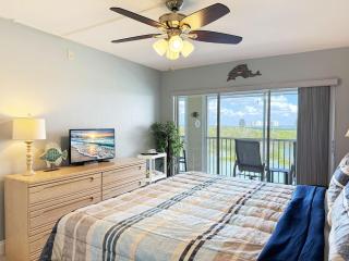 2BR - Dolphins & Bay Views Just Steps to Beach - 2