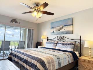 2BR - Dolphins & Bay Views Just Steps to Beach - 1