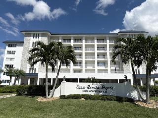 2BR - Dolphins & Bay Views Just Steps to Beach - 6