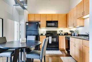 Modern West Loop Gem-City Views & Prime Location 5 - 8