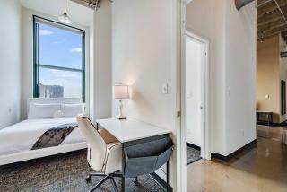 Modern West Loop Gem-City Views & Prime Location 5 - 7
