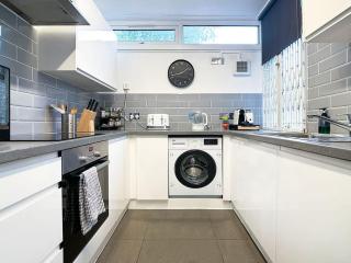 4 Bed Home Sleeps 7 - Close to Oval Tube Station - 6