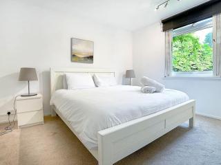 4 Bed Home Sleeps 7 - Close to Oval Tube Station - 4