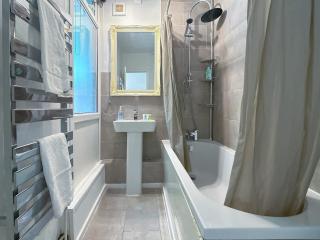 4 Bed Home Sleeps 7 - Close to Oval Tube Station - 3