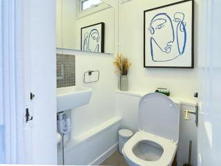 4 Bed Home Sleeps 7 - Close to Oval Tube Station - 1