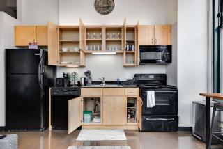 Modern West Loop Gem-City Views & Prime Location 6 - 8