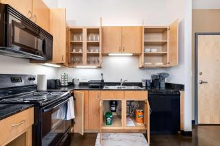 Modern West Loop Gem-City Views & Prime Location 2 - 8