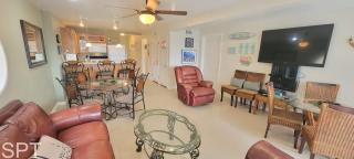 Beachfront Resort & Pools Great Family Space - 4