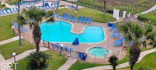 Resort-like beachfront Heated Pool - 9