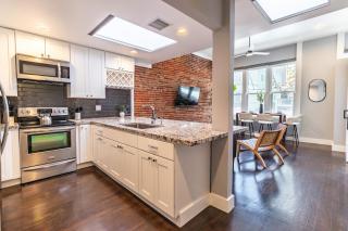 Gaslamp 2BR Upscale Queen Beds with Smart TV - 9