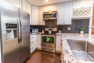 Gaslamp 2BR Upscale Queen Beds with Smart TV - 2