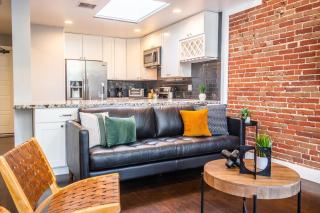 Gaslamp 2BR Upscale Queen Beds with Smart TV - 1