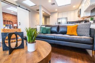 Gaslamp 2BR Upscale Queen Beds with Smart TV - 1