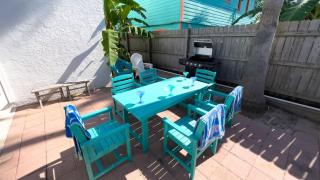 Fun Retro Island Vibe Sleeps 17 Beach 1 block - 5