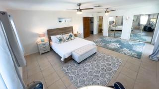 Fun Retro Island Vibe Sleeps 17 Beach 1 block - 4