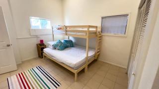 Fun Retro Island Vibe Sleeps 17 Beach 1 block - 2