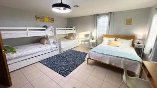 Fun Retro Island Vibe Sleeps 17 Beach 1 block - 1