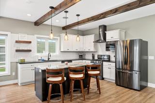 Village Townhouse Walk to Shops Garage - 0