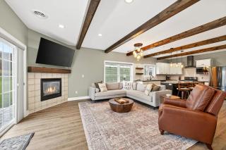 Village Townhouse Walk to Shops Garage - 2