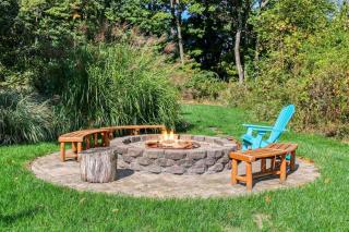 Off The Hook Spacious Home with Pool Firepit Large Yard - 8