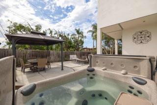 Central Location Gym Hot Tub Villa - 1