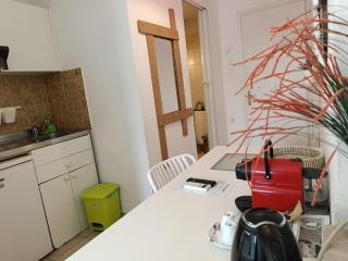 Trykonos Thessaloniki - City Garden Studio - Easy Parking & Walk to Center - 300m from University - 3