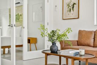 Sleek Kitchenette & Queen Bed - 9