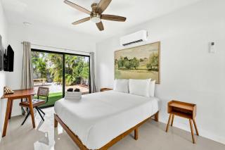 Sleek Kitchenette & Queen Bed - 7