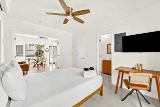 Sleek Kitchenette & Queen Bed - 6