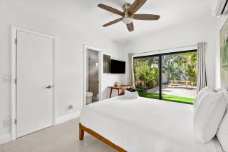 Sleek Kitchenette & Queen Bed - 1