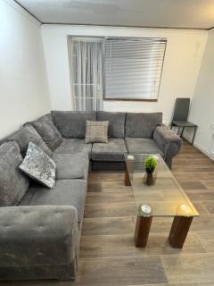 Cosy 1-Bed Flat in Edmonton with great transport links! - 2