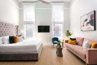 Bright 2BR Loft Sleeps 7 with Full Kitchen and Fast WiFi - 0